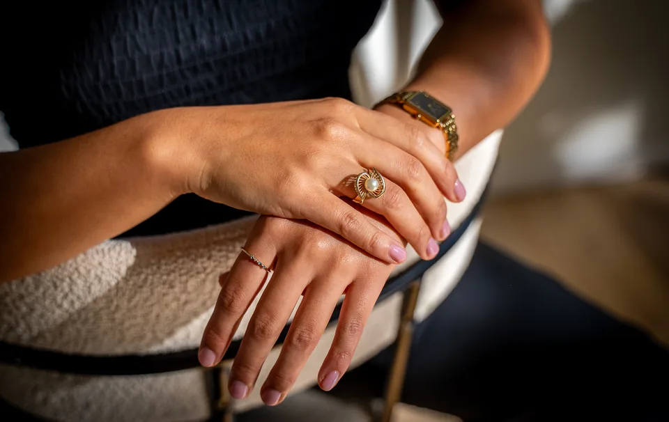 Detail van handen met sieraden
