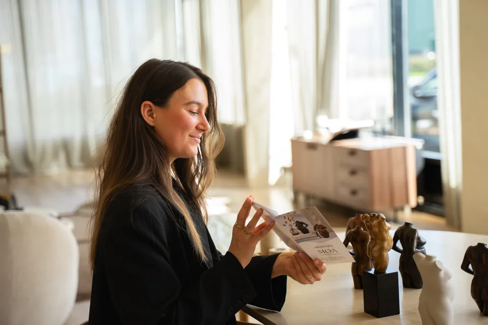 Ondernemer aan het werk aan tafel met haar beeldjes