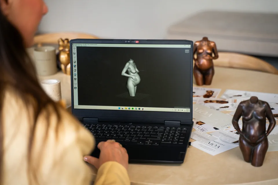 Ondernemer werkt op een laptop aan een ontwerp