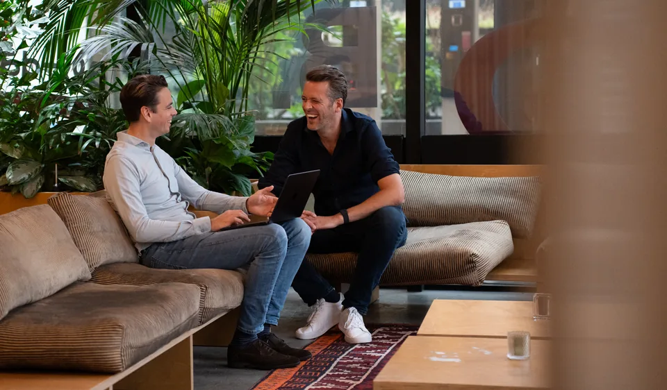 Twee ondernemers in gesprek op de bank