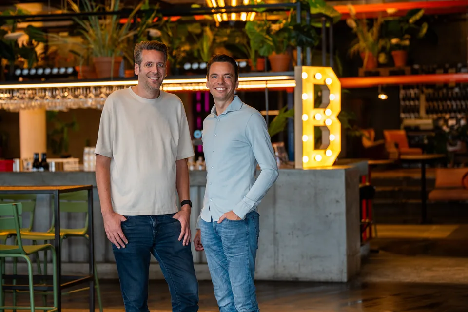 Twee ondernemers staan voor de bar