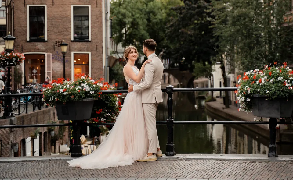 Bruidspaar op een brug over de Oudegracht in Utrecht