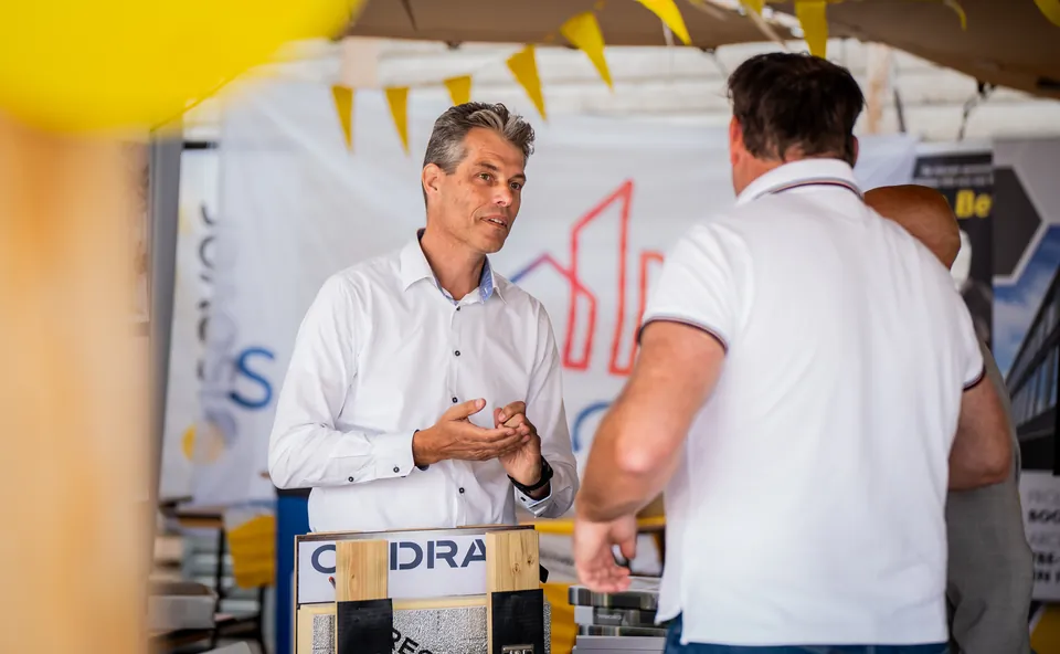 Spreker in gesprek met een gast tijdens een zakelijk event