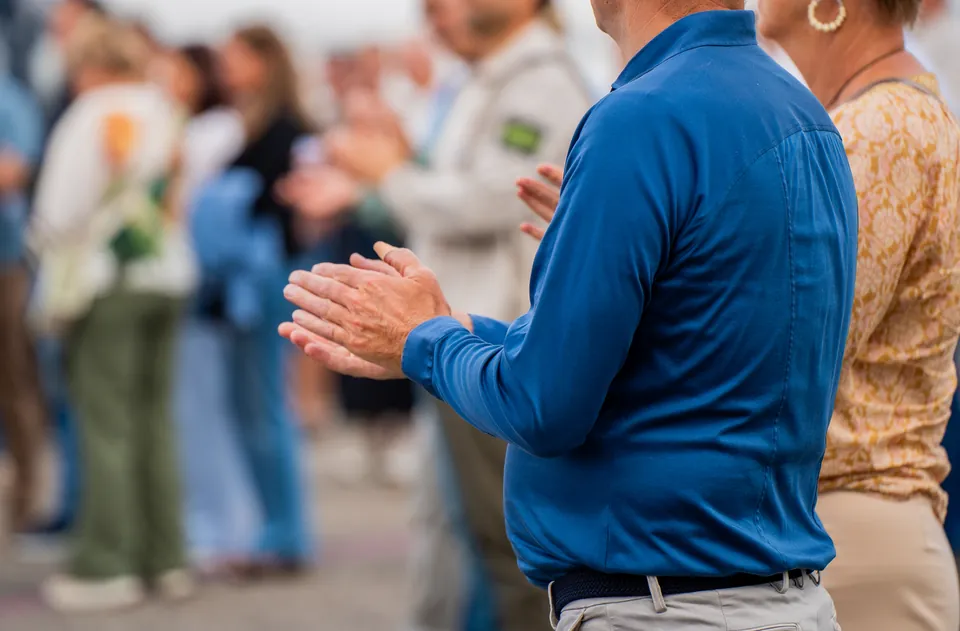 Gasten applaudisseren tijdens een zakelijk event