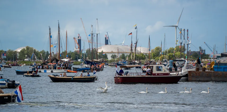 Zeilschepen en boten op het IJ tijdens Sail Amsterdam 2025