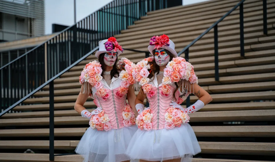 Twee artiesten in bloemenkostuums op een trap