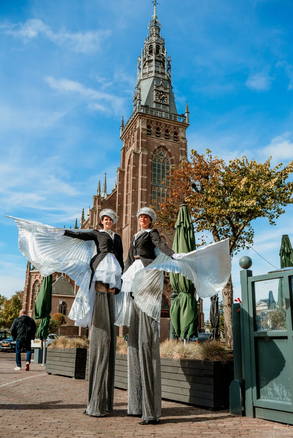 Steltloper met witte vleugels bij een kerktoren