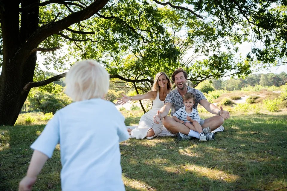 Peuter rent naar zijn ouders op de heide