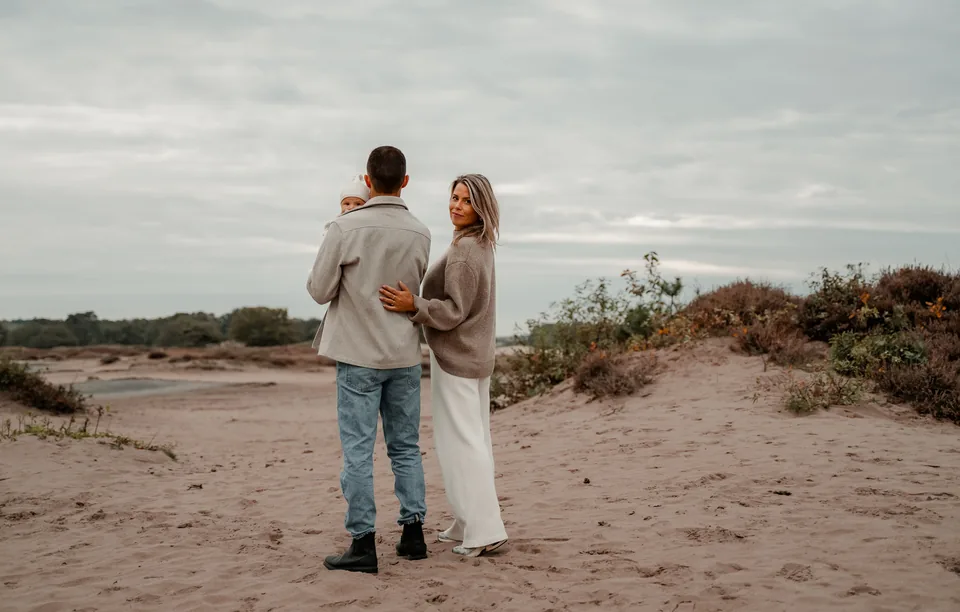 Ouders met hun baby op de heide, van een afstand