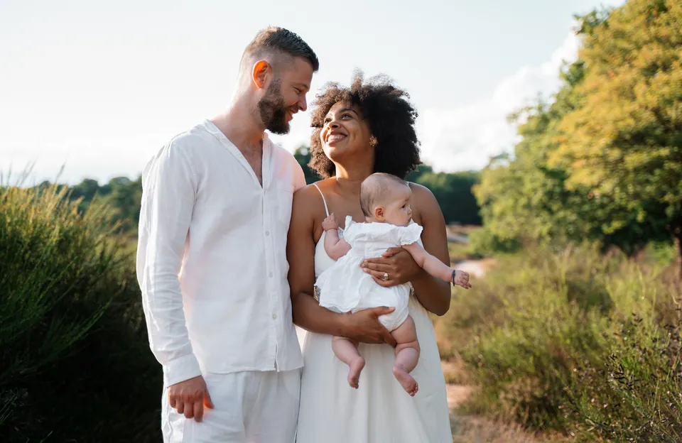 Ouders met hun baby op een zonnig natuurpad
