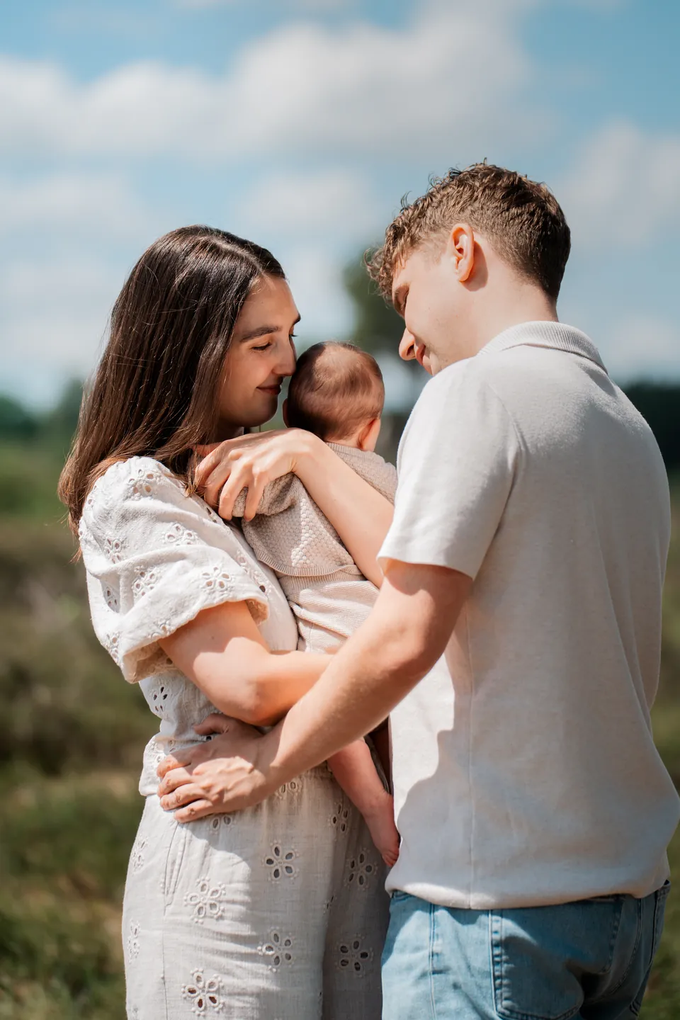 Ouders knuffelen hun baby op de heide
