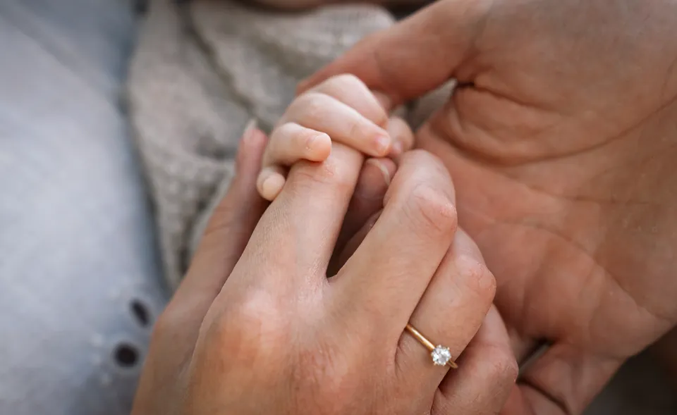 Babyhandje in de hand van moeder