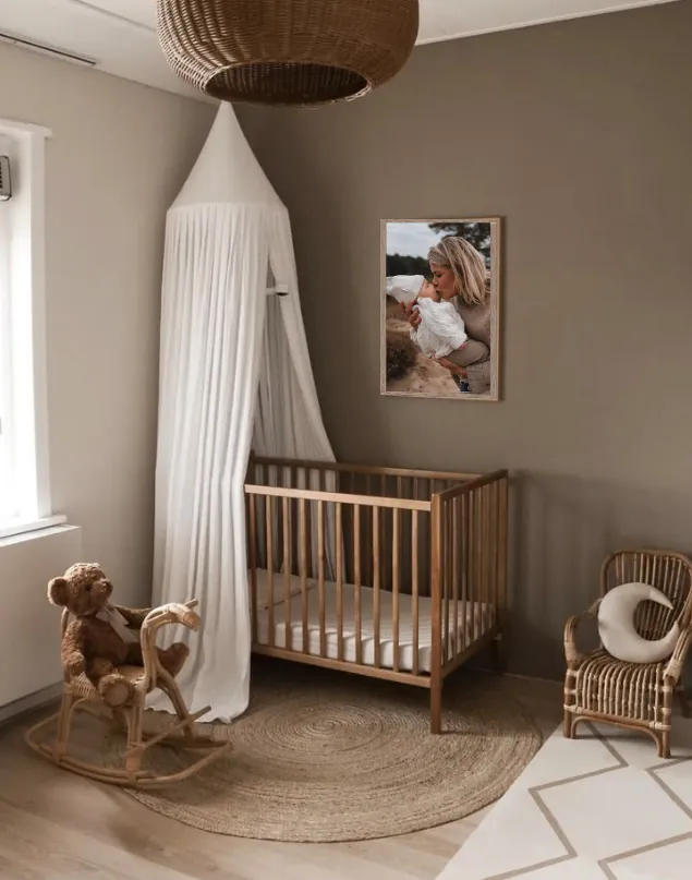 Babykamer met een ingelijste newbornfoto