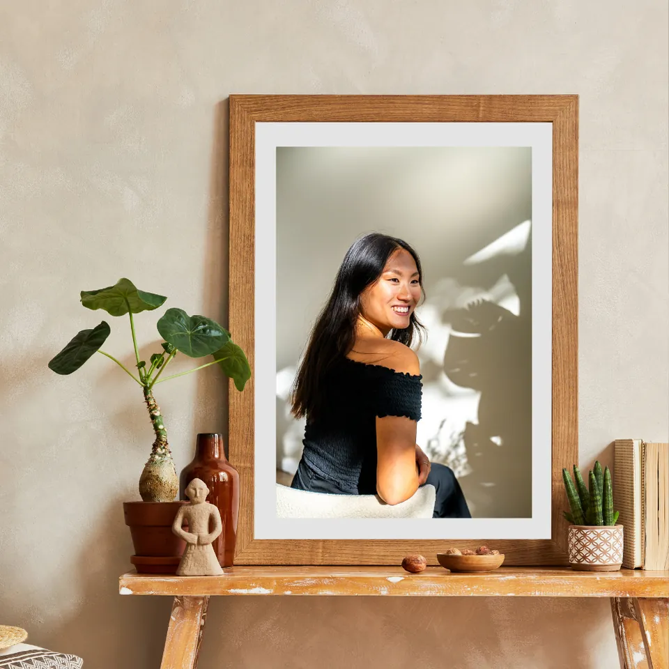 Twee ingelijste brandingfoto's in een woonkamer