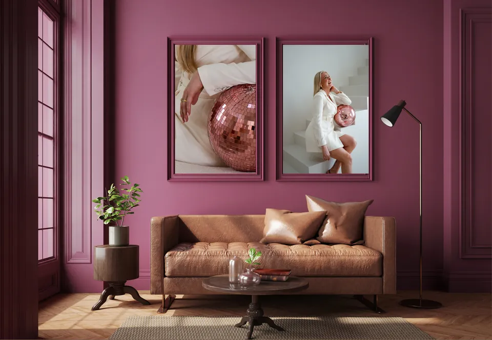 Ingelijste brandingfoto op een dressoir