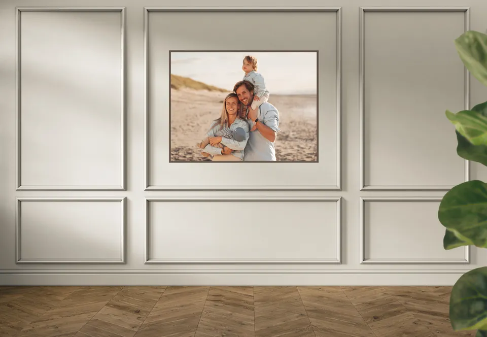 Ingelijste familiefoto aan een lichte muur