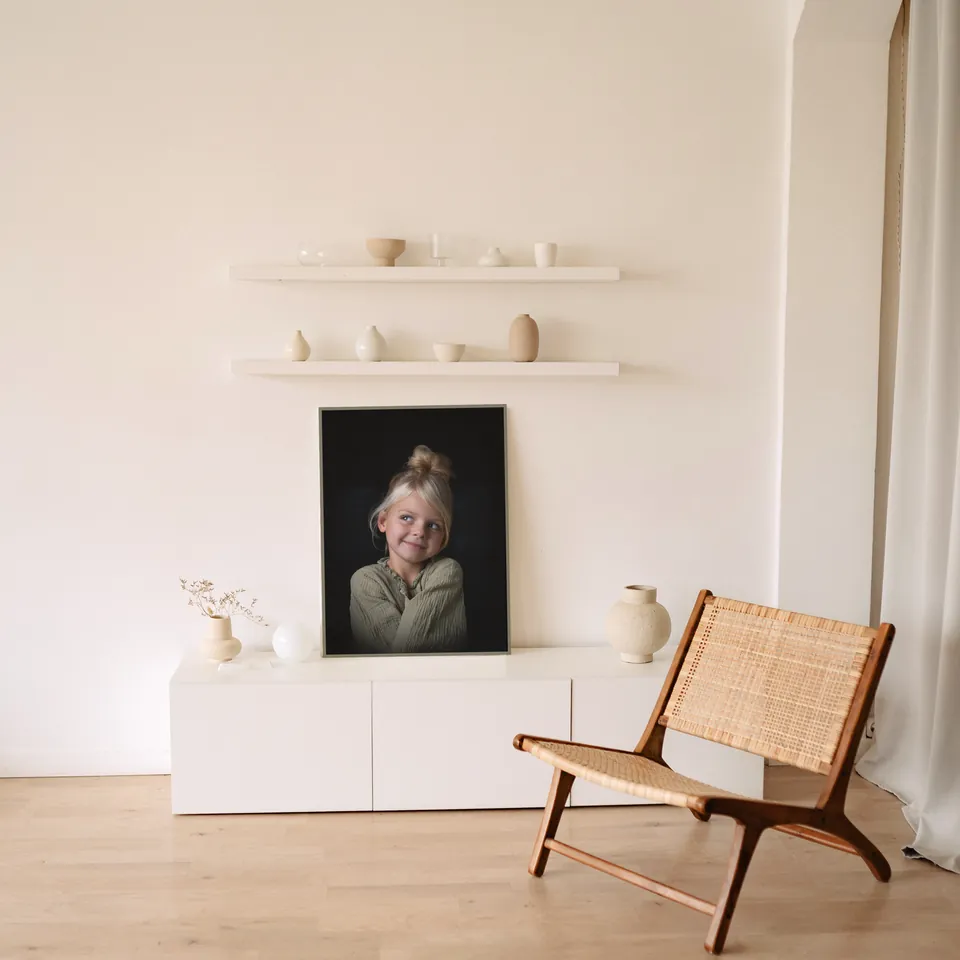 Ingelijst kinderportret in een lichte kamer
