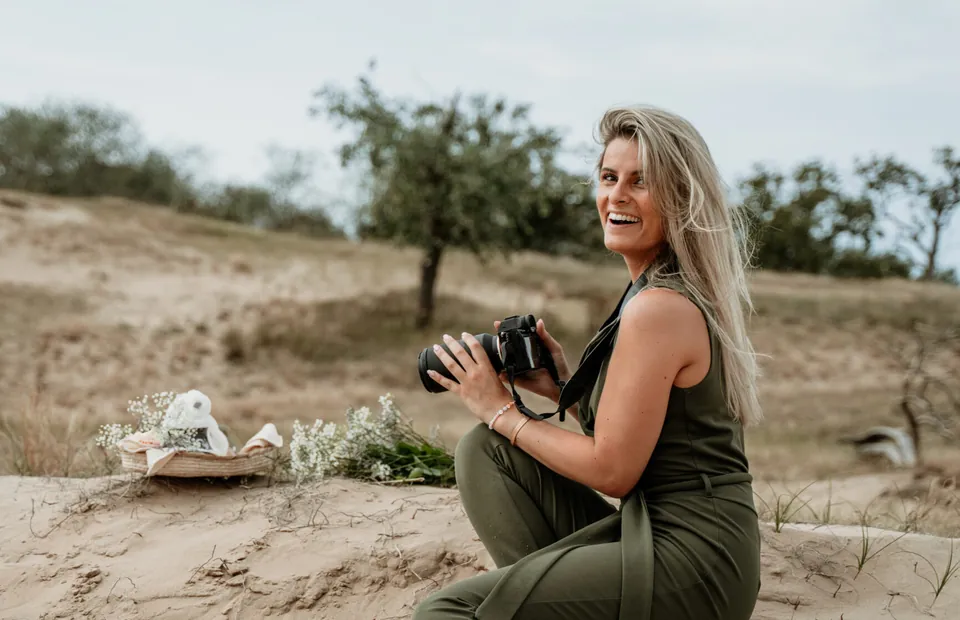 Fotograaf Lisa aan het werk op de heide met haar camera