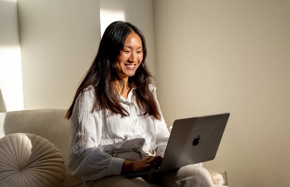 Vrouw bekijkt haar foto's op een laptop